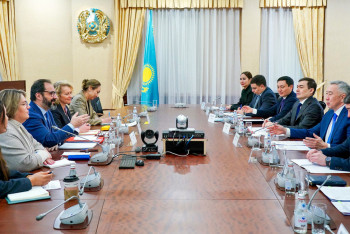 Фотография к новости: Серік Жұманғарин ЭЫДҰ өкілі Антонио Капобьянкомен кездесті