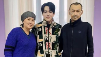 Фотография к новости: Димаш Құдайберген қатерлі ісікке шалдыққан жанкүйеріне тосынсый жасады