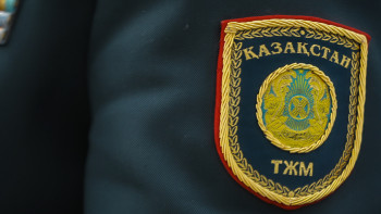 Фотография к новости: Құтқарушылар қар құрсауынан 2 көлікті қауіпсіз жерге шығарды