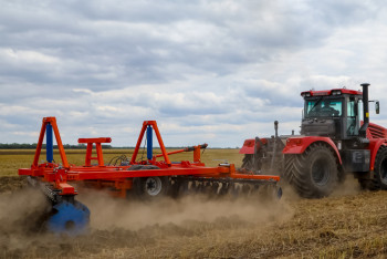 Фотография к новости: Шаруаларды тұншықтыра берсек, ауыл шаруашылығынан біржола айырыламыз – депутат