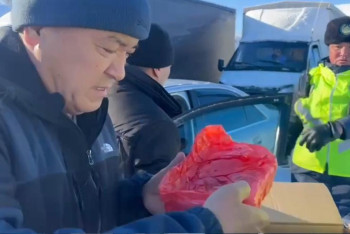 Фотография к новости: Полиция жолда қалған жүргізушілерге ыстық шәй, бауырсақ пен тамақ ұсынды