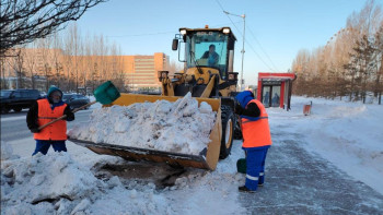 Фотография к новости: Астанада қар күреу: бір түнде қаладан 53 мың текше метрден астам қар шығарылды