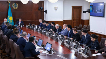 Фотография к новости: Бектенов сарапшылармен экономиканы одан әрі дамыту мәселелерін талқылады