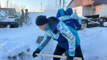 Фотография к новости: Астанада еріктілер зейнеткерлердің ауласын қардан тазартты