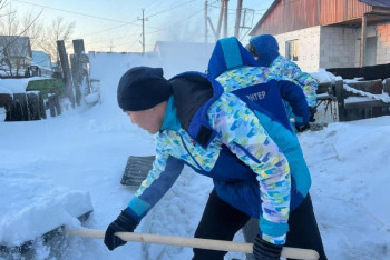 Астанада еріктілер зейнеткерлердің ауласын қардан тазартты