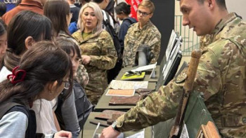 Фотография к новости: Астана мектептерінде көшпелі көрме басталды