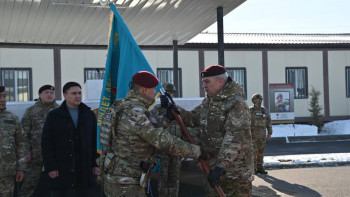 Фотография к новости: Қорғаныс министрі Арнайы операциялар күштерінің әскери бөліміне Жауынгерлік ту табыстады