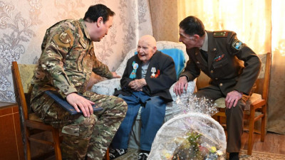 Алматыда әскери қызметшілер соғыс ардагерлерімен кездесті