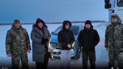 ТЖМ қызметкерлері қар құрсауында қалғандарға көмектесті