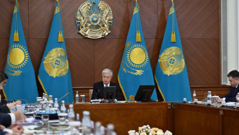 Фотография к новости: Тоқаев Қазақстанға лақап ат қоятын депутаттар мен шоумендер туралы айтты