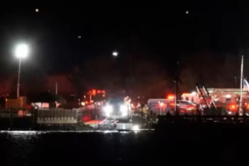 Фотография к новости: Вашингтонда ұшақ пен тікұшақ соқтығысып, өзенге құлады