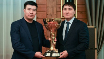 Фотография к новости: Бақтияр Артаевқа Вэл Баркер кубогі қайтарылды