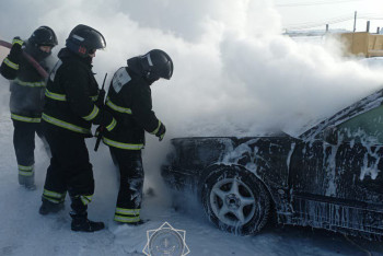 Фотография к новости: Петропавлдық өрт сөндірушілер көліктегі жалынды 15 минутта сөндірді