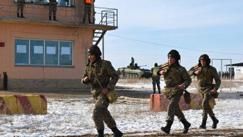 Фотография к новости: Шабуылдау батальонының сарбаздары шартты қарсыластың көзін жойды