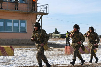 Фотография к новости: Шабуылдау батальонының сарбаздары шартты қарсыластың көзін жойды