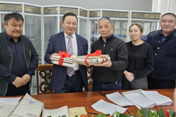 Фотография к новости: Жазушы Жәди Шәкенұлы құжаттарын архивке табыстады