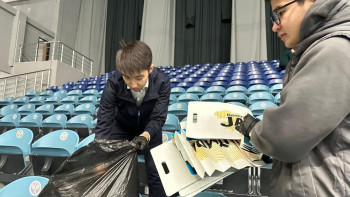 Фотография к новости: Елордада Дэвис кубогінен кейін жанкүйерлер залдағы қоқысты жинады