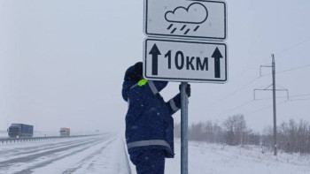 Фотография к новости: Қалың қар: Ақмолада полицейлер жолдарда бақылауды күшейтті