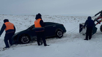 Фотография к новости: Қарағанды облысында қар құрсауында қалған екі адам құтқарылды