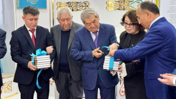 Фотография к новости: Мырзатай Жолдасбековтің «Күндерімнің куәсі» атты кітабының тұсаукесері өтті