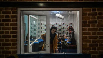 Фотография к новости: Ауғанстанда әйелдер радиостанциясы жабылды