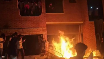 Фотография к новости: Наразылыққа шыққандар Бангладештің бұрынғы премьерінің үйін өртеді