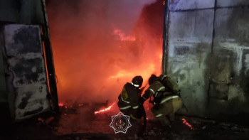 Фотография к новости: Елордада өрттен екі көлік жанып, бір адам зардап шекті