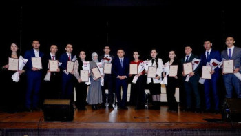 Фотография к новости: 17 жас ғалымға пәтер сертификаттары табысталды