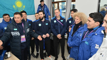 Фотография к новости: Мырзабосынов пен Головкин шорт-трек құрамасын жеңісімен құттықтады