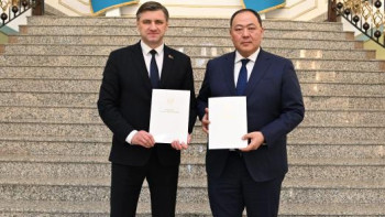 Фотография к новости: Беларусьтің жаңа елшісі Қазақстан СІМ-де сенім грамоталарының көшірмелерін табыс етті