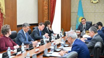 Фотография к новости: Сенаторлар "Төрелік туралы" заңды қарайды