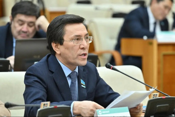 Фотография к новости: "Мен де жатақханада 9 жыл тұрдым". Депутат баспана алу жолын айтты