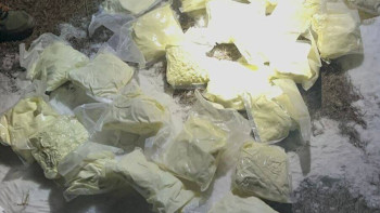 Фотография к новости: Алматы облысында екі күдіктіден 24 келіден астам мефедрон тәркіленді