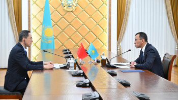 Фотография к новости: Сенат төрағасы Қытайдың Қазақстандағы елшісімен кездесті