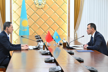 Фотография к новости: Сенат төрағасы Қытайдың Қазақстандағы елшісімен кездесті