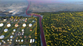 Фотография к новости: Қанқызыл түске боялған өзен арнасы тұрғындардың зәресін ұшырды