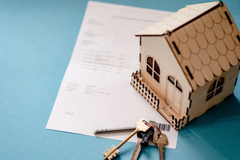 Фотография к новости: Сот әкімдікті көпбалалы ананың тұрғын үй кезегін қалпына келтіруді міндеттеді