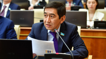 Фотография к новости: Ринат Зайытов: Қарызға батқан халықты қорғайтын уақыт келді