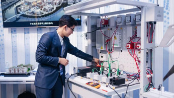 Фотография к новости: Алматылық колледж студенттері күн панелін шығаруда