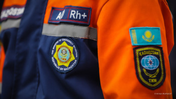 Фотография к новости: ТЖМ құтқарушылары жолда қалған көліктен 3 адамды эвакуациялады