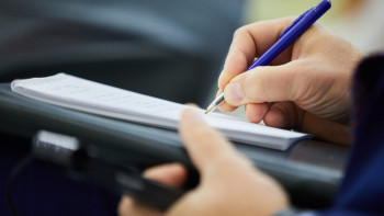 Фотография к новости: Депутат шенеунікке қазақша сұраққа орысша шүлдірлегеніне ескерту жасады