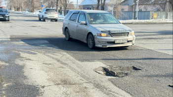 Фотография к новости: Жетісулықтар бүлінген жолды брусчаткамен жамап жүр