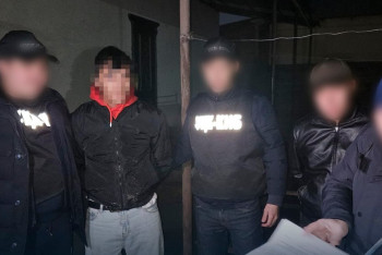 Фотография к новости: ҰҚК Шымкентте есірткі зертханасынан 7 келіден астам есірткі тәркіледі