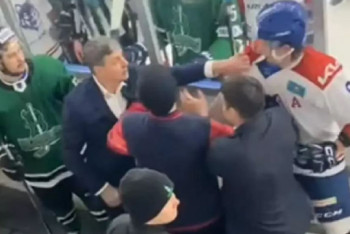 Фотография к новости: Атырауда екі команданың хоккейшілері төбелес шығарды