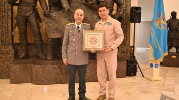 Фотография к новости: Елордалық мектептің "Жас сарбаз" сыныбына аты аңызға айналған Борис Керімбаевтың есімі берілді