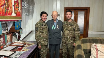 Фотография к новости: Ұландықтар тыл ардагеріне құрмет көрсетті