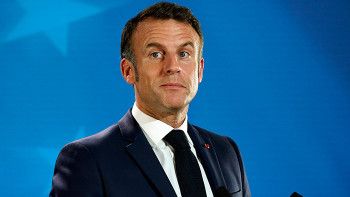 Фотография к новости: Макрон басы кесілген суретін салғаны үшін суретшіні сотқа берді