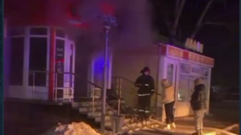 Фотография к новости: Қостанайда ТЖМ қызметкерлері өрт кезінде 25 адамды эвакуациялады