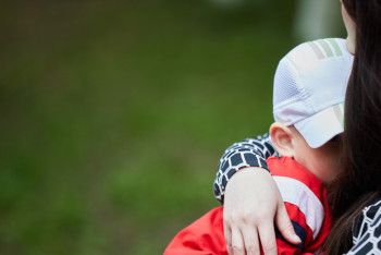 Фотография к новости: Қатты қорқып, кекештене бастаған – Астанада балабақша тәрбиешісі баланы соққыға жыққан