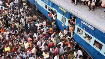 Фотография к новости: Үндістанда пойызға асыққан адамдар бір-бірін таптап көз жұмды